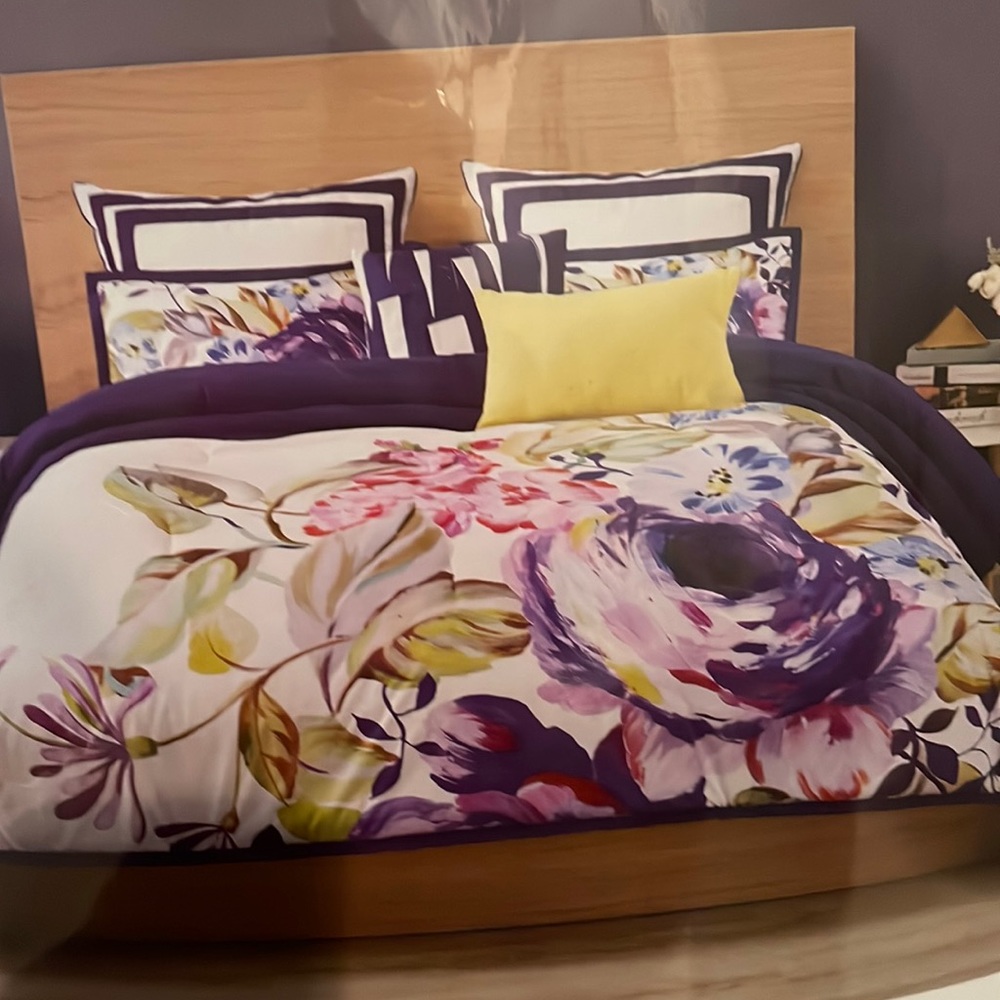 Full/queen comforter set.